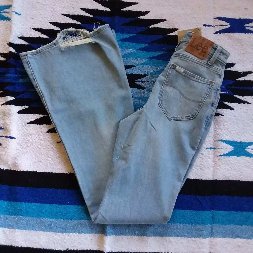 NWT Lee Distressed Flares 24x32